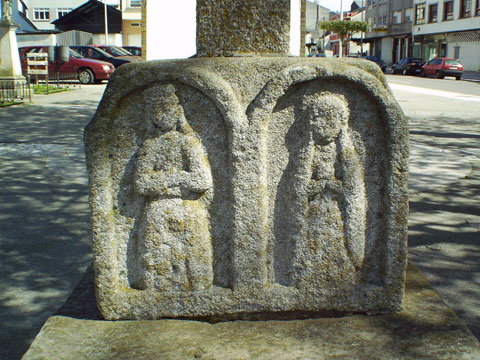 Detalles da base do Cruceiro da Capela do Carme